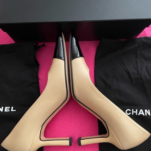 Chanel size 35.5 cream with black cap tip in great condition - Picture 6 of 7